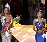 Per klaidą karūnuota &bdquo;Mis Kolumbija&ldquo; Ariadna Gutierrez ir &bdquo;Mis Visata&ldquo; Pia Alonzo Wurtzbach