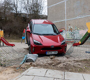 Automobilis liko kyboti vaikų žaidimo aik&scaron;telėje: vairuotoja įtariama girtumu
