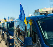 Pajudėjo 10 keleivinių mikroautobusų su Lietuvos verslo ir gyventojų parama Ukrainos žmonėms