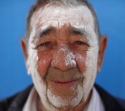 &bdquo;El Dia de los Polvos&ldquo; festivalis Ispanijoje, kurio metu žmonės trina vieni kitų veidus talko milteliais