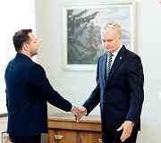 Edvinas Grik&scaron;as, Gitanas Nausėda