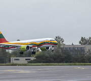 Lietuvos vėliavos spalvomis nudažyto lėktuvo &bdquo;Airbus A220-300&ldquo; pasitikimas Vilniaus oro uoste