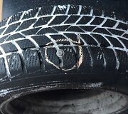 Vilnietis įspėja apie pavojų Gelvonų gatvėje: į padangą įsmigęs metalinis svetimkūnis