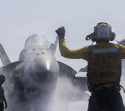 JAV naikintuvas ant lėktuvne&scaron;io &bdquo;USS Abraham Lincoln&ldquo; / Tsgt. Kevin Torres/U.S. Navy / ZUMAPRESS.com