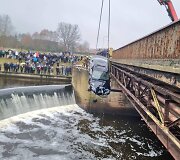 I&scaron; vandens traukiamas BMW automobilis