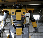 Japonų inžinierius pristatė i&scaron; vidaus valdomą milžini&scaron;ką robotą