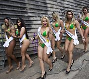 Pusnuogės merginos Brazilijos gatvėje savo kūnais reklamavo &bdquo;Mis Bumbum&ldquo; renginį
