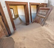 Smėlio užpustytas apleistas kalnakasių miestelis Namibijoje