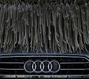 Automobilis plovykloje Kinijoje