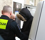 Į teismą atvestas ginkluotu užpuolimu įtariamas penkiolikmetis