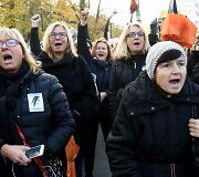 Per Lenkiją ritasi nauja protestų banga dėl planų suvaržyti moterų teisę nutraukti nė&scaron;tumą