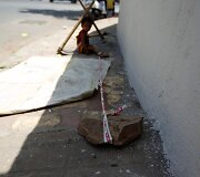 Indijoje moteris priversta savo vienerių metų dukrą palikti priri&scaron;tą prie akmens kol su vyru dirba statybose