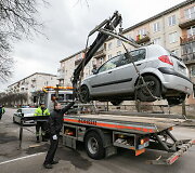 I&scaron;vežami sostinės gatves trukdantys valyti automobiliai