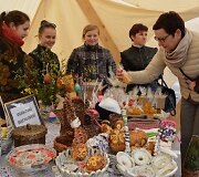 Varėnos centre gerą pusdienį smagiai &scaron;urmuliavo septintą kartą suorganizuota Dzūkijos regiono prie&scaron;velykinė mugė &bdquo;Auksalio kupkas&ldquo;. 