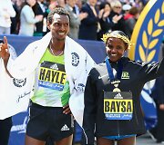 Bostono maratono nugalėtojai &ndash; Atsede Baysa (de&scaron;.) ir Lemi Berhanu Hayle'as