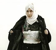 Sajida Mubarek Atrous al-Rishawi atidengia savo susisprogdinimo diržą po nepavykusio i&scaron;puolio Jordanijoje