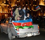 Triumfuojantys azerbaidžaniečiai Baku gatvėse