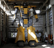 Japonų inžinierius pristatė i&scaron; vidaus valdomą milžini&scaron;ką robotą