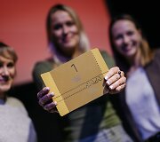 Ernesta Vala su komanda atsiėmė apdovanojimą