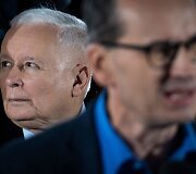 Partijos &bdquo;Teisė ir teisingumas&ldquo; lyderis Jaroslawas Kaczynskis ir Lenkijos premjeras Mateuszas Morawieckis