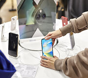 Naujausią &bdquo;iPhone 14&ldquo; skubėjo įsigyti naktį