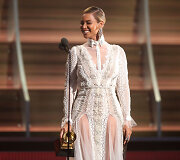 Beyonce su Inbal Dror kurta suknele