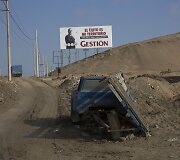 Ry&scaron;kus kontrastas tarp reklamų ir nykaus Peru peizažo