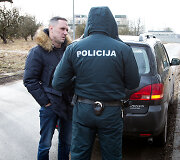 Beteisis vairuotojas  įkliuvo pats priėjęs prie policininko