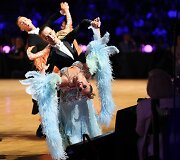 Pasaulio sportinių &scaron;okių federacijos reitingo varžybų suaugusiųjų grupės nugalėtojais standartinių &scaron;okių programoje tapo Simonas Seikauskas ir Liucija Noru&scaron;aitė.