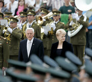 Bandymas gerinti santykius su Rytais &ndash; nukrypimas nuo Valdo Adamkaus užsienio politikos, prie kurios vertybių sistemos Dalia Grybauskaitė greitai grįžo.