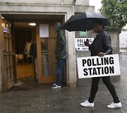 Britanijos rinkėjai pradėjo balsuoti istoriniame referendume dėl tolesnės &scaron;alies narystės Europos Sąjungoje