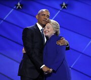 Baracko Obamos ir Hillary Clinton apsikabinimas Filadelfijoje