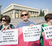 Prie Seimo - piketas dėl pagalbinio apvaisinimo