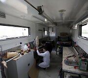 Studentai Sirijoje įrengė mobilią protezų gaminimo kliniką, kurios pagalbą pasiekia daugiau nukentėjusiųjų