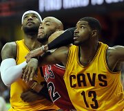 LeBronas Jamesas,  Taj Gibsonas ir Tristanas Thompsonas