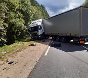Netoli Prienų į avariją pateko sunkvežimis ir trys lengvieji automobiliai