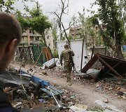 Ukrainos kariai patruliuoja prie sugriautų namų &Scaron;irokine, Ukrainoje