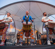 Gediminas Mačiulskis (centre) su perkusijos studijos &bdquo;Afrikos būgnai&ldquo; nariais