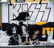 &Scaron;uniukai perrengti kaip grupė &bdquo;Kiss&ldquo;