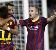 Alexis Sanchezas ir Neymaras bei Andreasas Iniesta