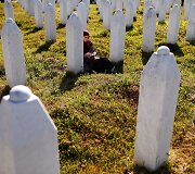 Tūkstančiai žmonių mini Srebrenicos žudynių aukas