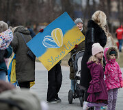 Lietuvos aktyvių moterų komiteto simbolinė akcija Vilniuje už Ukrainos vaikus