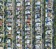 Kadruose i&scaron; oro &ndash; geometriniai JAV peizažų ra&scaron;tai 