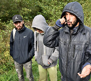 Afganistaniečiai, kurių EŽTT neleido i&scaron;stumti i&scaron; Lietuvos teritorijos. Kairėje Roman Sanaye, viduryje Mohammad Alem Haidari, de&scaron;inėje Ramin Sayadi (Ignalinos r.)