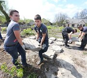 Vilniaus lenkų skautai ardo tvorą i&scaron; antkapių
