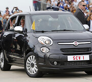 Popiežių Pranci&scaron;kų Niujorke vežiojęs &bdquo;Fiat&ldquo; parduodamas aukcione