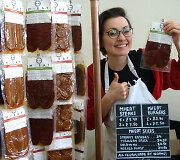 Augaliniai kumpiai Mančesterio veganų festivalyje. Jie gaminami i&scaron; sojos ir kviečių.
