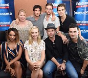 &bdquo;Vampyro dienora&scaron;čių&ldquo; aktoriai Ianas Somerhalderis, Zachas Roerigas, Paulas Wesley, Kat Graham, Candice King, Mattas Davisas ir Michaelas Malarkey su prodiusere Julie Plec 