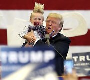 Donaldas Trumpas laiko vaiką