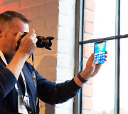 Telefono &bdquo;Huawei Mate 20 Pro&ldquo; pristatymas